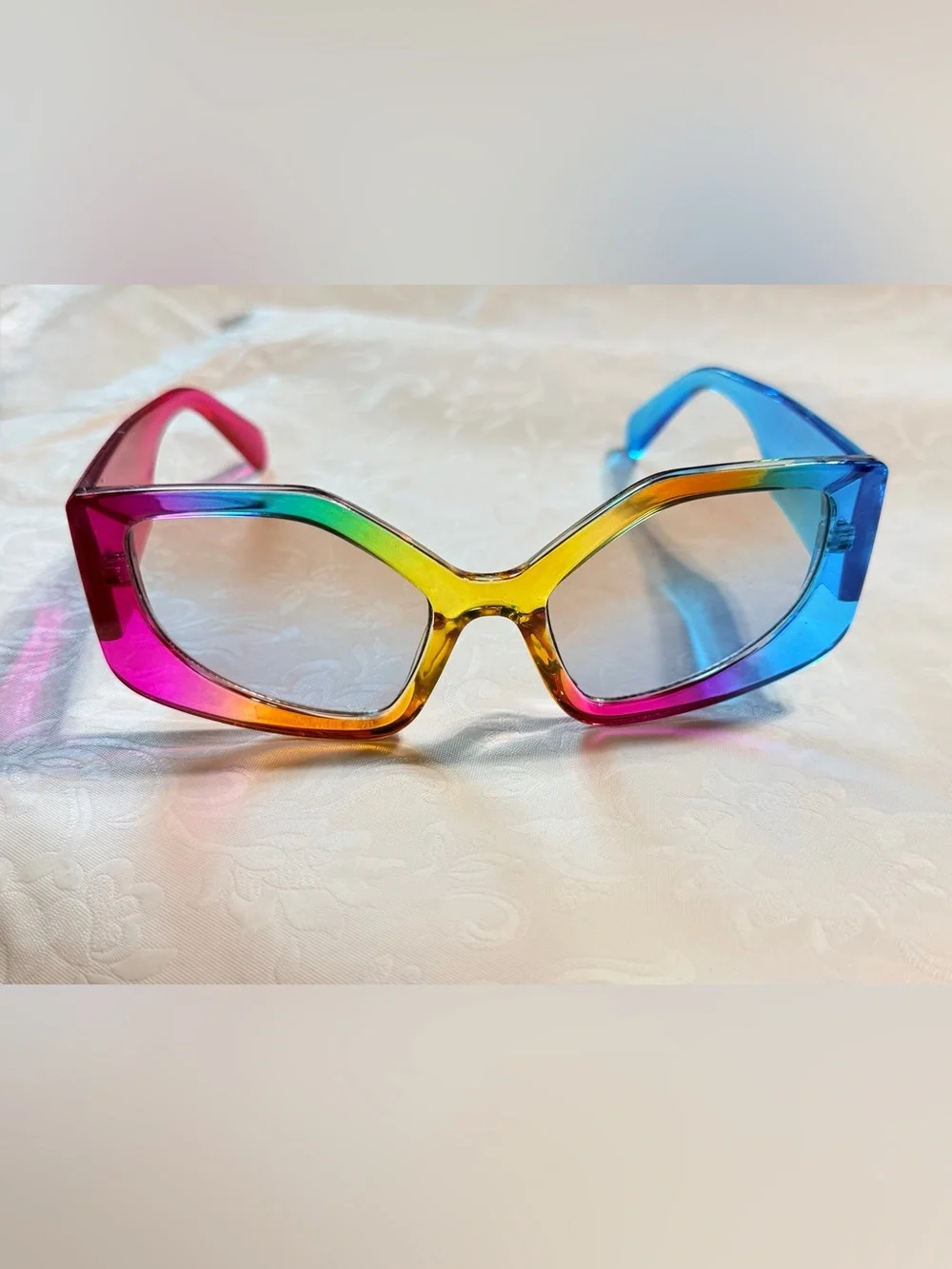 Unbranded pairs sunglasses